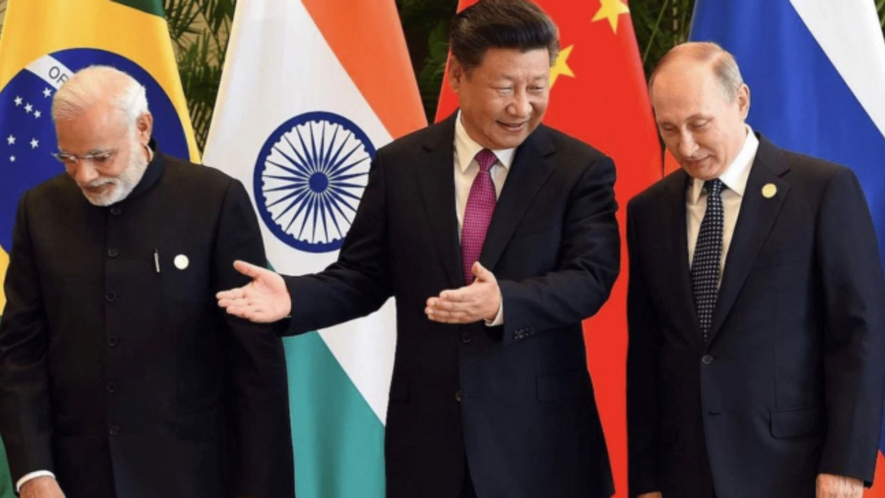BRICS: Trung Quốc, Nga và Ấn Độ bắt tay đè bẹp đồng đô la Mỹ?