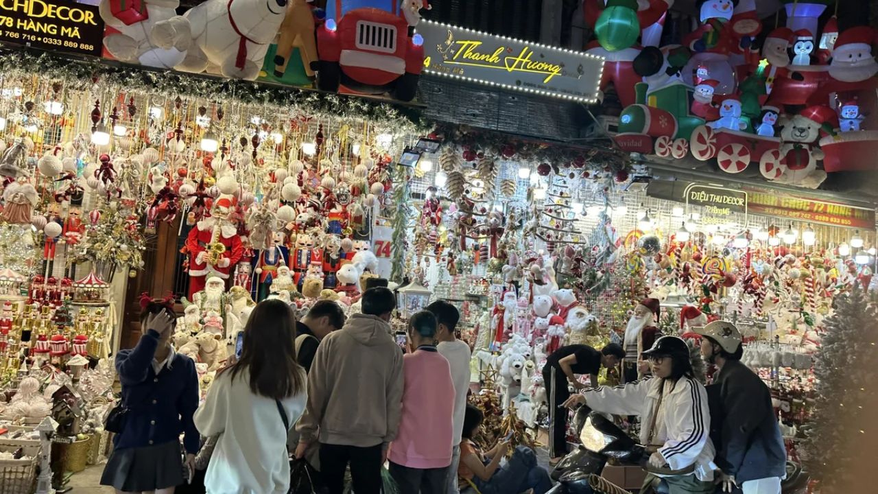 Cửa hàng trên phố Hàng Mã xuất hiện biển thu phí, ‘đuổi khéo’ khách chụp ảnh Noel