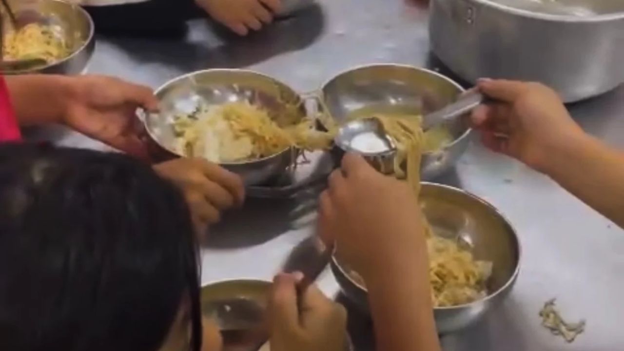 Đình chỉ hiệu trưởng trường học vụ ’11 học sinh ăn 2 gói mì tôm chan cơm’