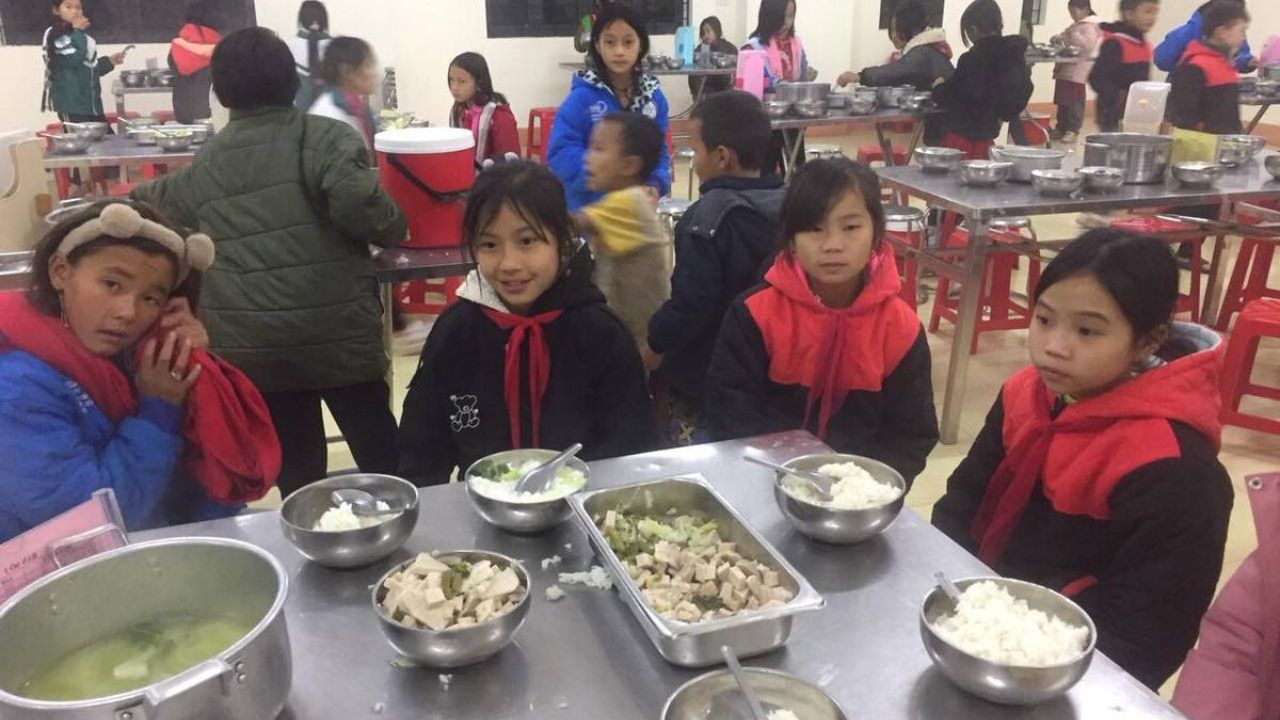 Bữa ăn của trường Tiểu học Hoàng Thu Phố 1 đã khác sau lùm xùm ‘mì tôm chan cơm’