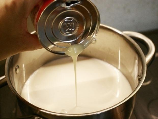 Chuẩn bị hỗn hợp sữa đặc và sữa tươi (Nguồn: Internet)