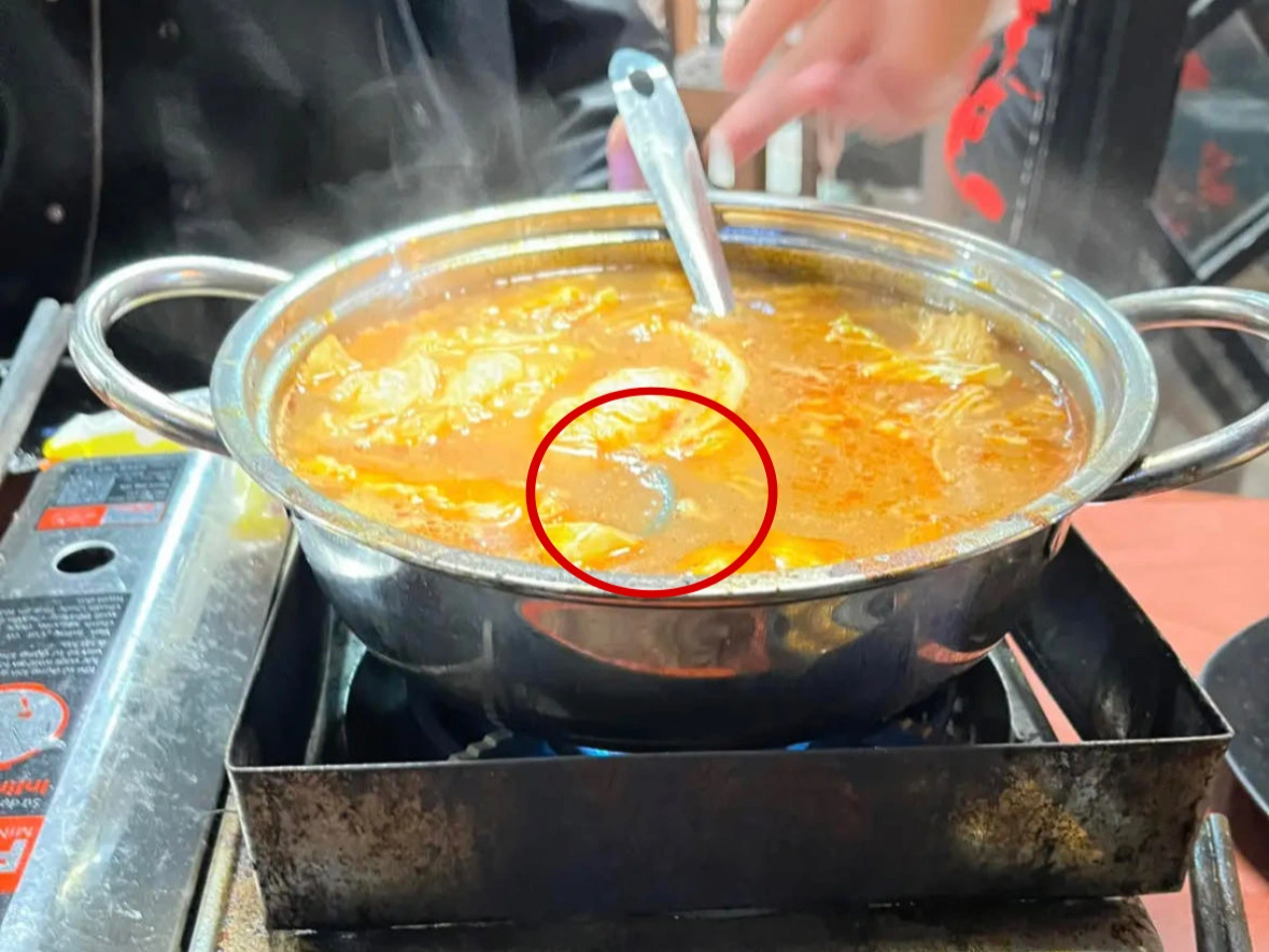 Hà Nội: Đang ăn, thực khách phát hiện có rết dài 10cm trong nồi lẩu Thái - 1