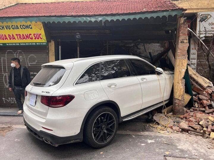 Nữ tài xế Mercedes tông sập nhà cổ nhất phố cổ Hà Nội lúc rạng sáng