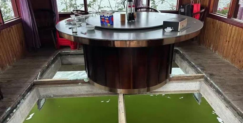 Trung Quốc: Sàn nhà hàng nổi vỡ tan tành, khách chết đuối khi đang ăn tối - 1