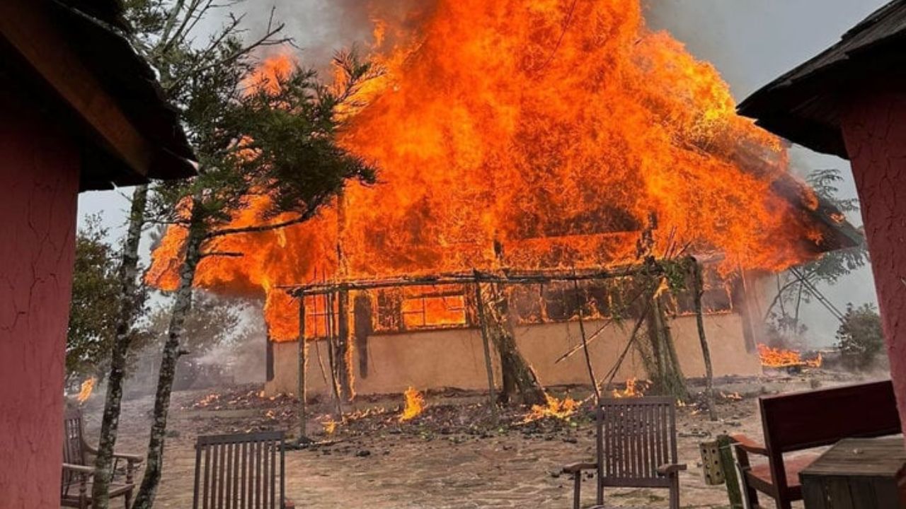 Lửa cháy ngùn ngụt, thiêu rụi căn bungalow ở Sa Pa