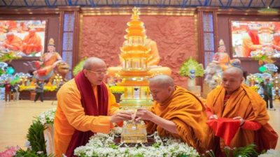 Clip sư thầy dùng tay không tẩm nước khiến xá lợi "ngọ nguậy" tại chùa Ba Vàng